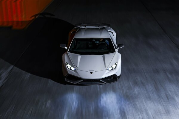 Blanc Lamborghini URACAN sur la piste de nuit