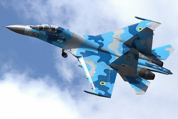 Chasseur, su-27 dans le ciel en mission