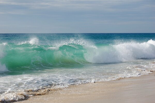 Морские волны на песчатом плаже океана