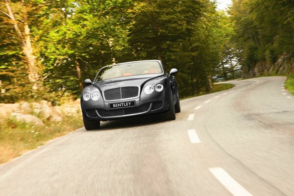 Bentley GTC grigio. strada auto