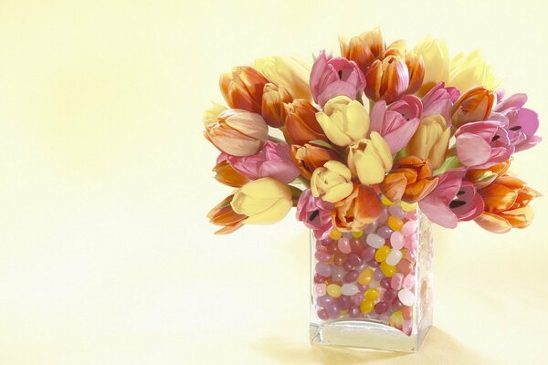 Bouquet de fleurs tulipes dans un vase