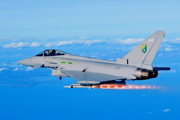 Avión de combate Eurofighter typhoon plateado en el cielo