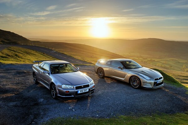 Silberner Nissan gtr in den Bergen bei Sonnenuntergang