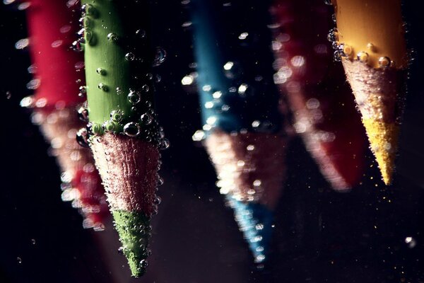 Bulles d air. Crayons de couleur