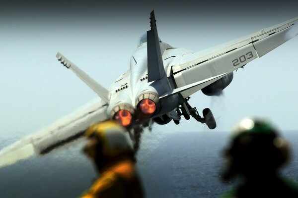 El despegue de un portaaviones blanco sobre el mar