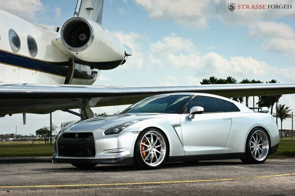 Voiture de sport sur fond d avion