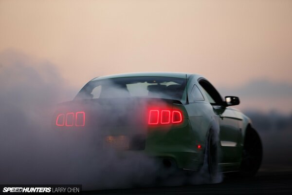 Ford Mustang en medio de la puesta de sol