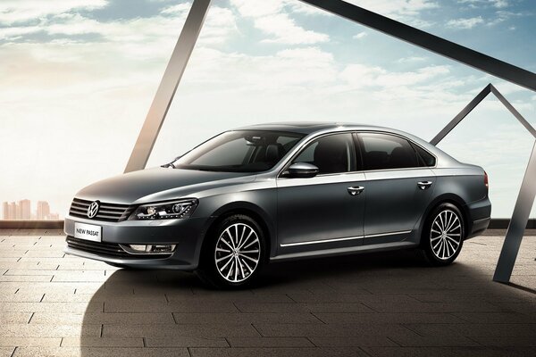 Автомобиль volkswagen passat серебристого цвета