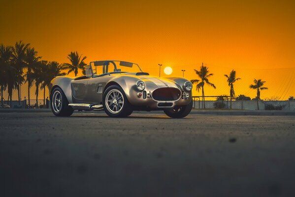 Altes Auto auf dem Hintergrund eines schönen Sonnenuntergangs