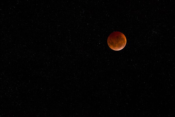 Lune rouge sur le ciel noir