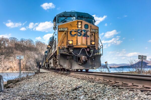 Locomotive sur les chemins et la nature