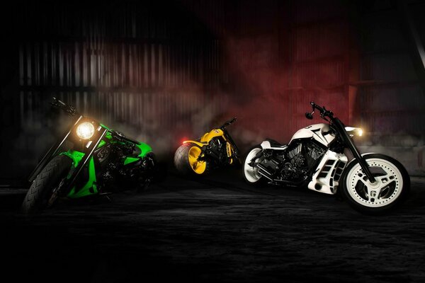 Motociclette di notte in garage con luce