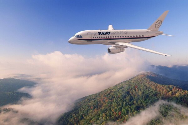 Avión volando en las nubes se prepara para aterrizar