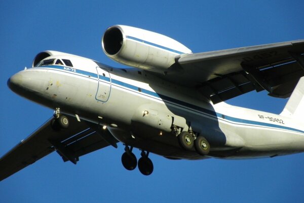 Avión de carga de carga en el cielo sin nubes