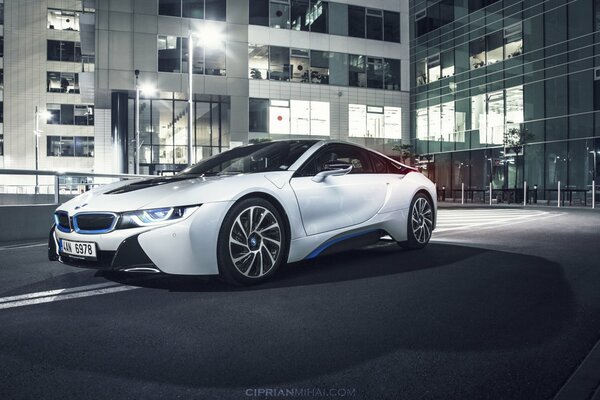 BMW blanco en la iluminación nocturna