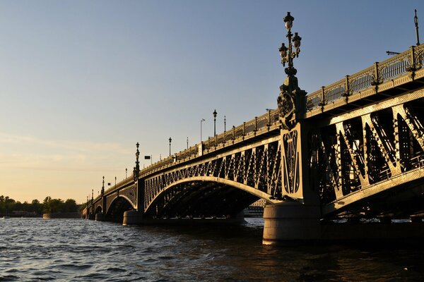 Puente del río en el Neva en San Petersburgo