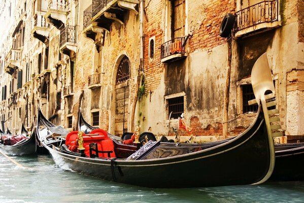 Góndola en el fondo de un antiguo edificio en Venecia