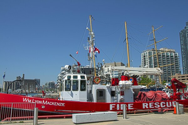 Un bateau de pompiers sur le quai de Toronto