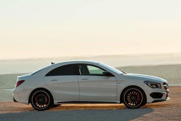 Weißer Mercedes-Benz auf dem Hintergrund der Barken