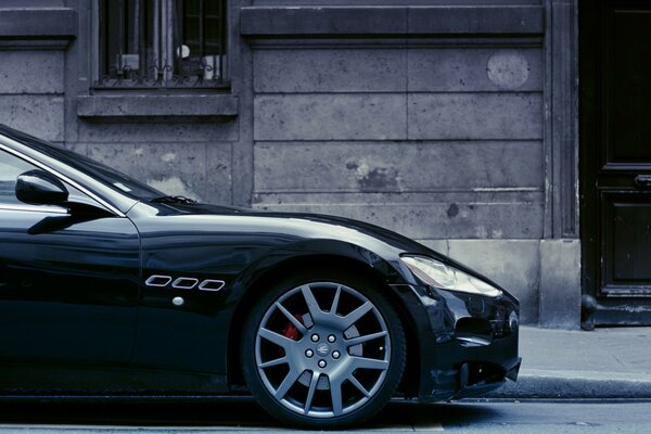 Maserati voiture noire vue latérale