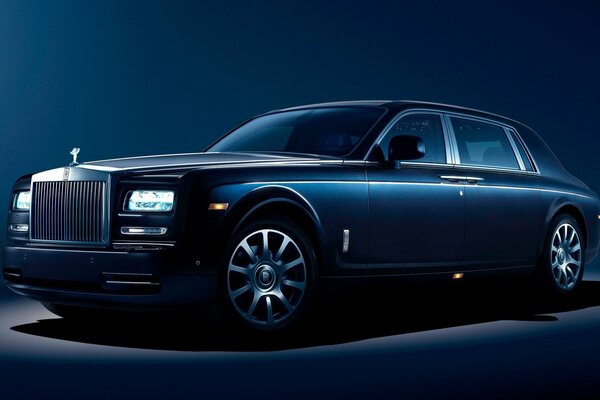 Rolls royce bleu sur fond bleu