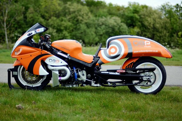 Diseño atrevido de la motocicleta suzuki naranja