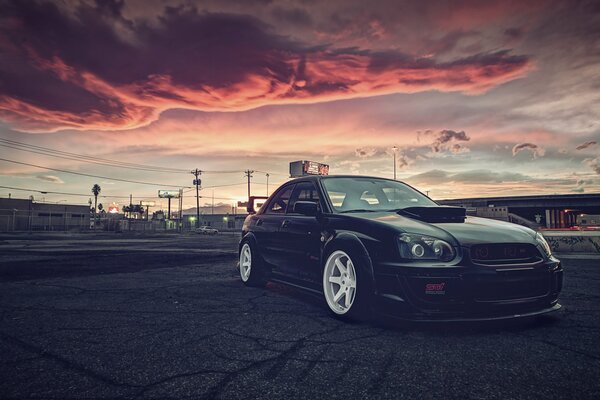 Subaru auto da corsa al tramonto