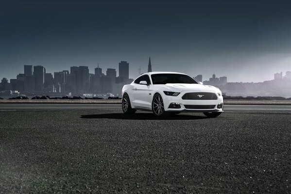 Ford Mustang blanc sur fond de ville