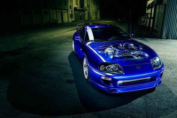 Toyota supra azul, motor visible