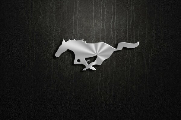 Srebrne logo Mustanga na czarnym tle