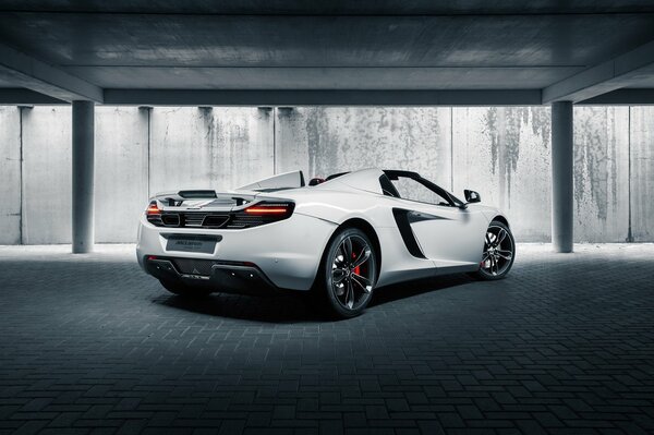 White McLaren dans le département de la ville