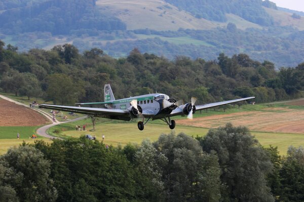 Aereo tedesco in volo sopra la foresta