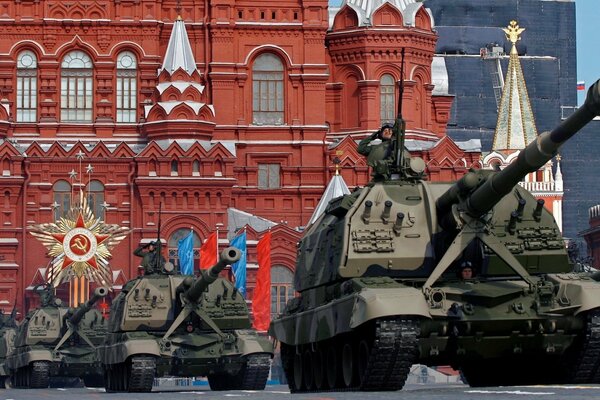 Desfile de equipos militares en la Plaza roja en Moscú