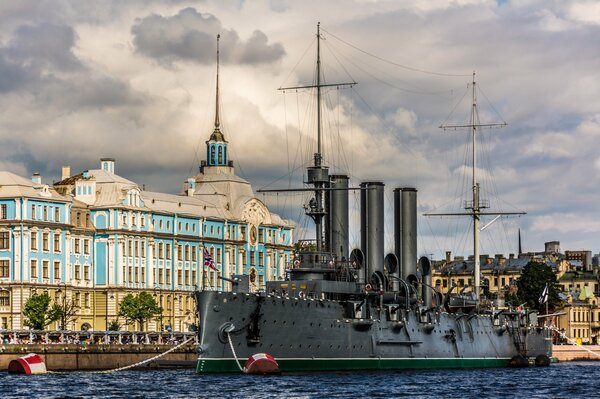 Aurora-Kreuzer vor dem Hintergrund der Nahost-Marine-Schule von Nachimow