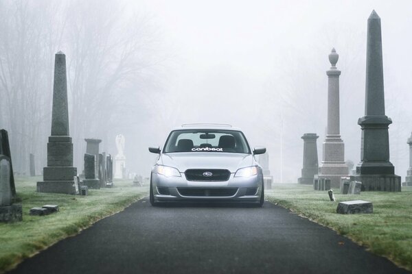 Subaru argentée au cimetière dans le brouillard