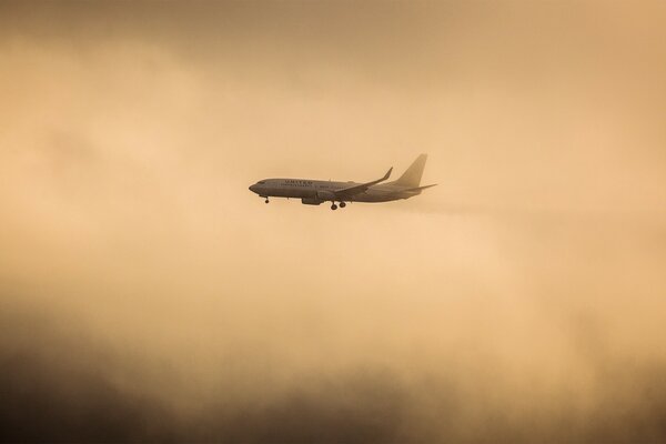 Flugzeug schleicht sich durch dichte Wolken