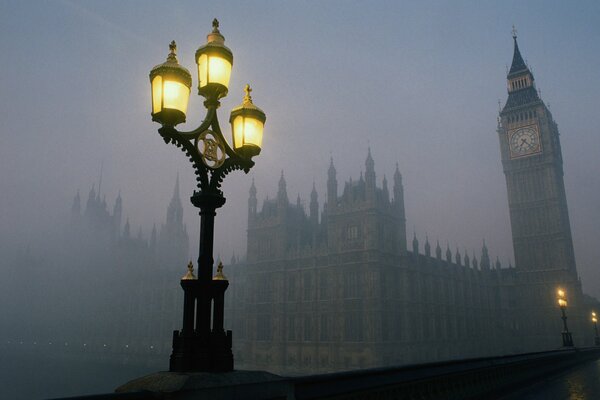 Tower of London w nocnej mgle przy świetle latarni
