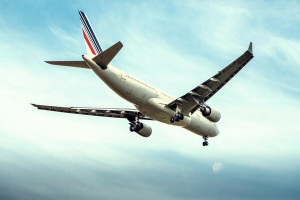 Avión de París en el cielo blanco