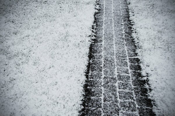 Klare Spur vom Rad im Schnee