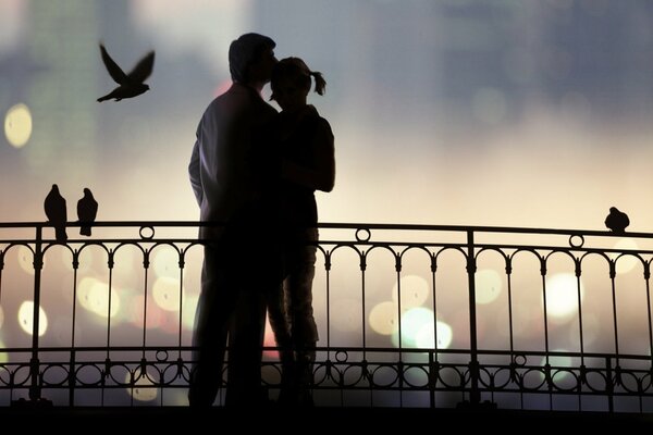 Романтичное свидание пары на мосту