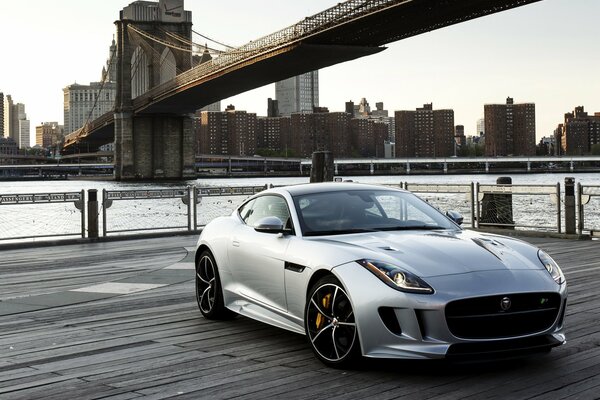 Jaguar, f-type r (USA) 2015 na tle mostu