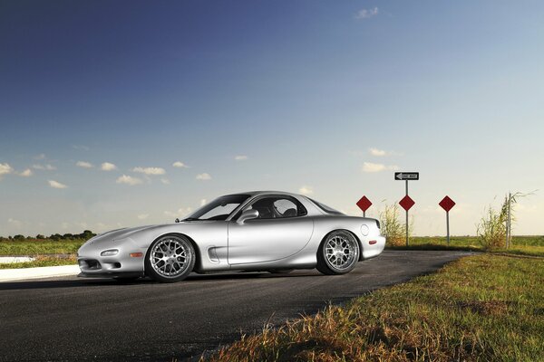 Raffinierter mazda rx-7 auf geschmiedeten Felgen