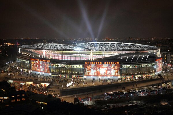 Estadio nocturno. Partido de fútbol del Arsenal