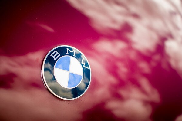 Segno BMW sul cofano rosso