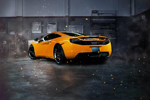 McLaren naranja superdeportivo en el garaje vista trasera