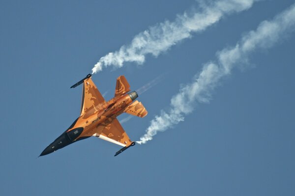 Le chasseur Falcon a pris de l altitude