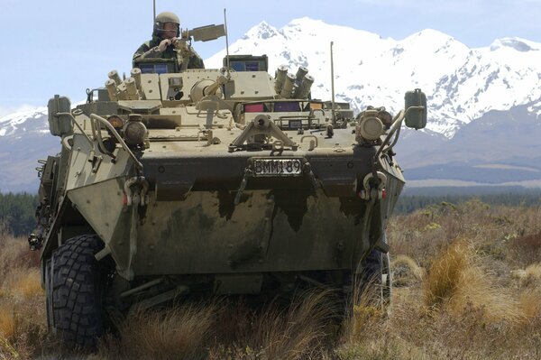 W górach sprzęt wojskowy-czołg z żołnierzem