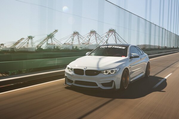 BMW corre lungo l autostrada ad alta velocità