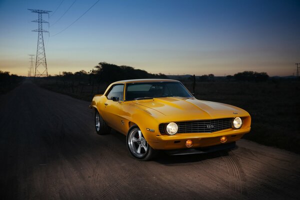 Dans l obscurité promenades jaune chevrolet, camaro