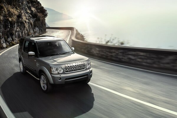 Der Weg zum Meer. Grauer Land Rover Jeep SUV